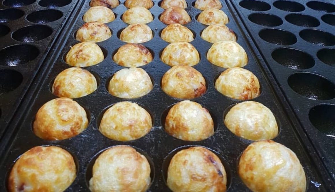 takoyaki in pan