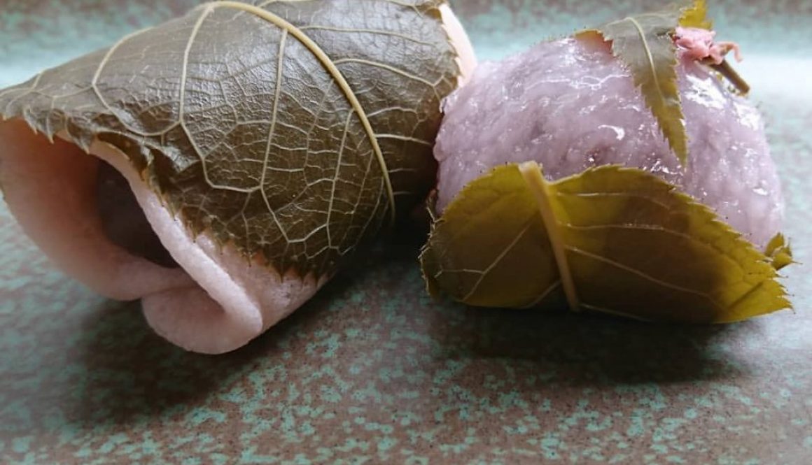 mochi with cherry leaves